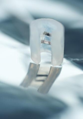 Implantable device to stimulate vagus and modulate stimulation